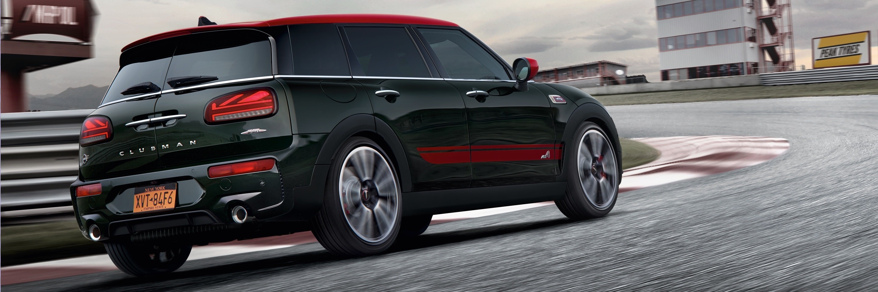 MINI Clubman John Cooper Works - vert et rouge - vue latérale